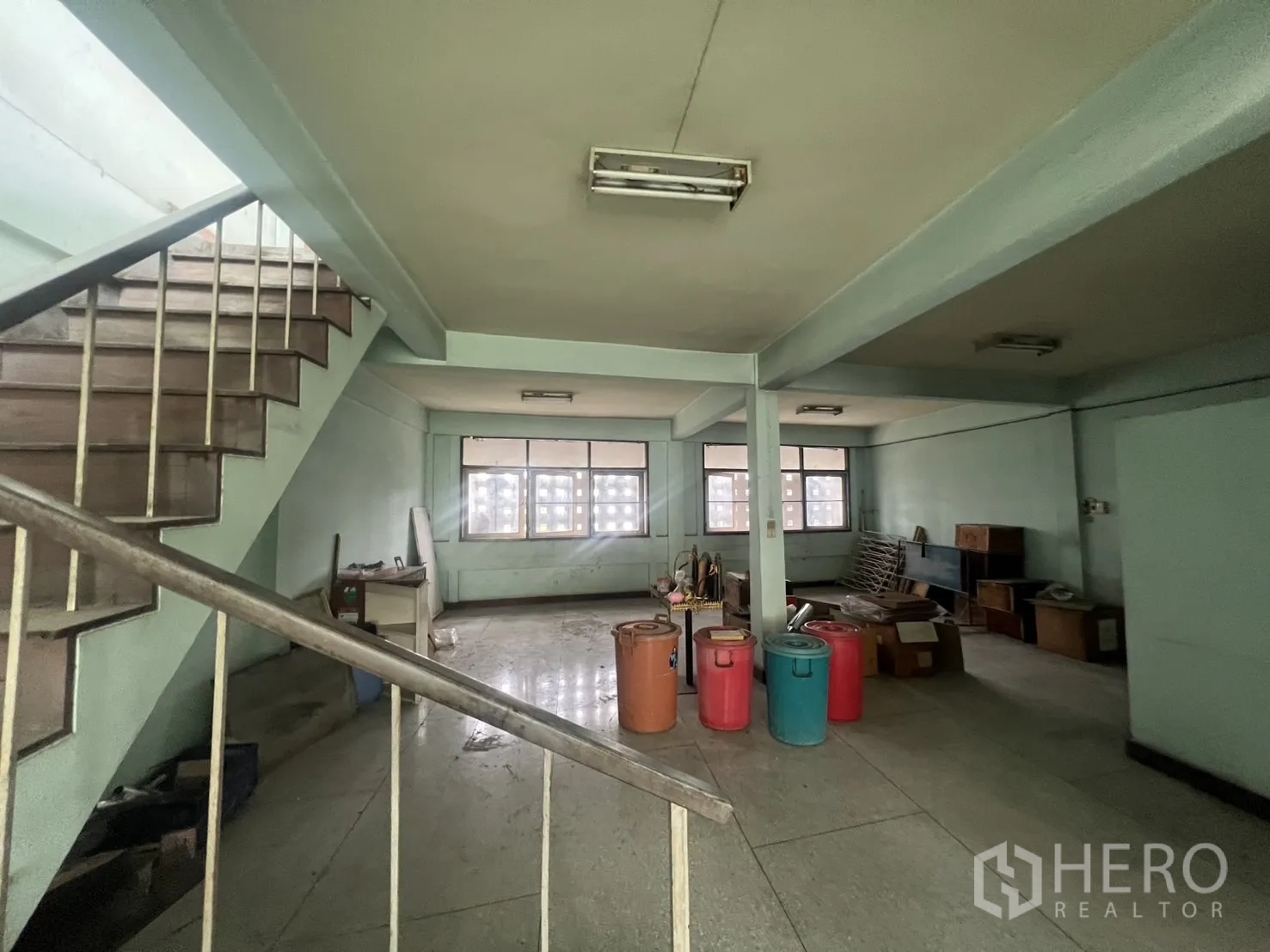 店屋 出租在Watthana, Bangkok - 大面积开放空间，设楼梯、立柱与多扇窗。