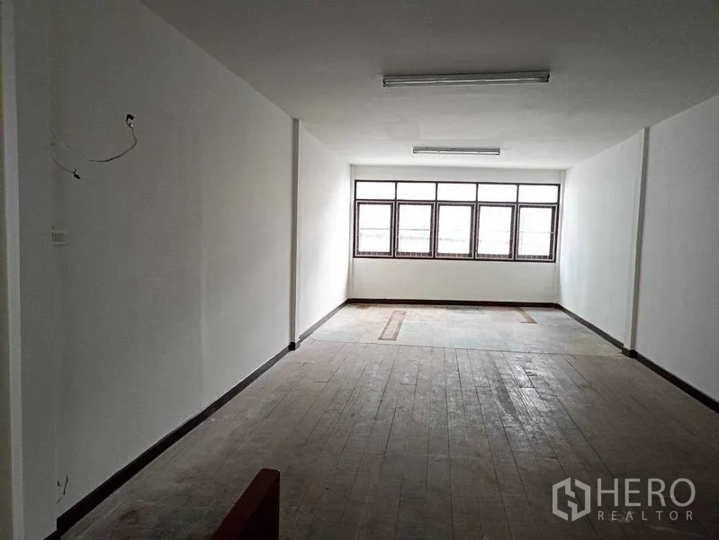 店屋 出租在Watthana, Bangkok - 楼上开放式大房间，前方一排窗户采光充足。
