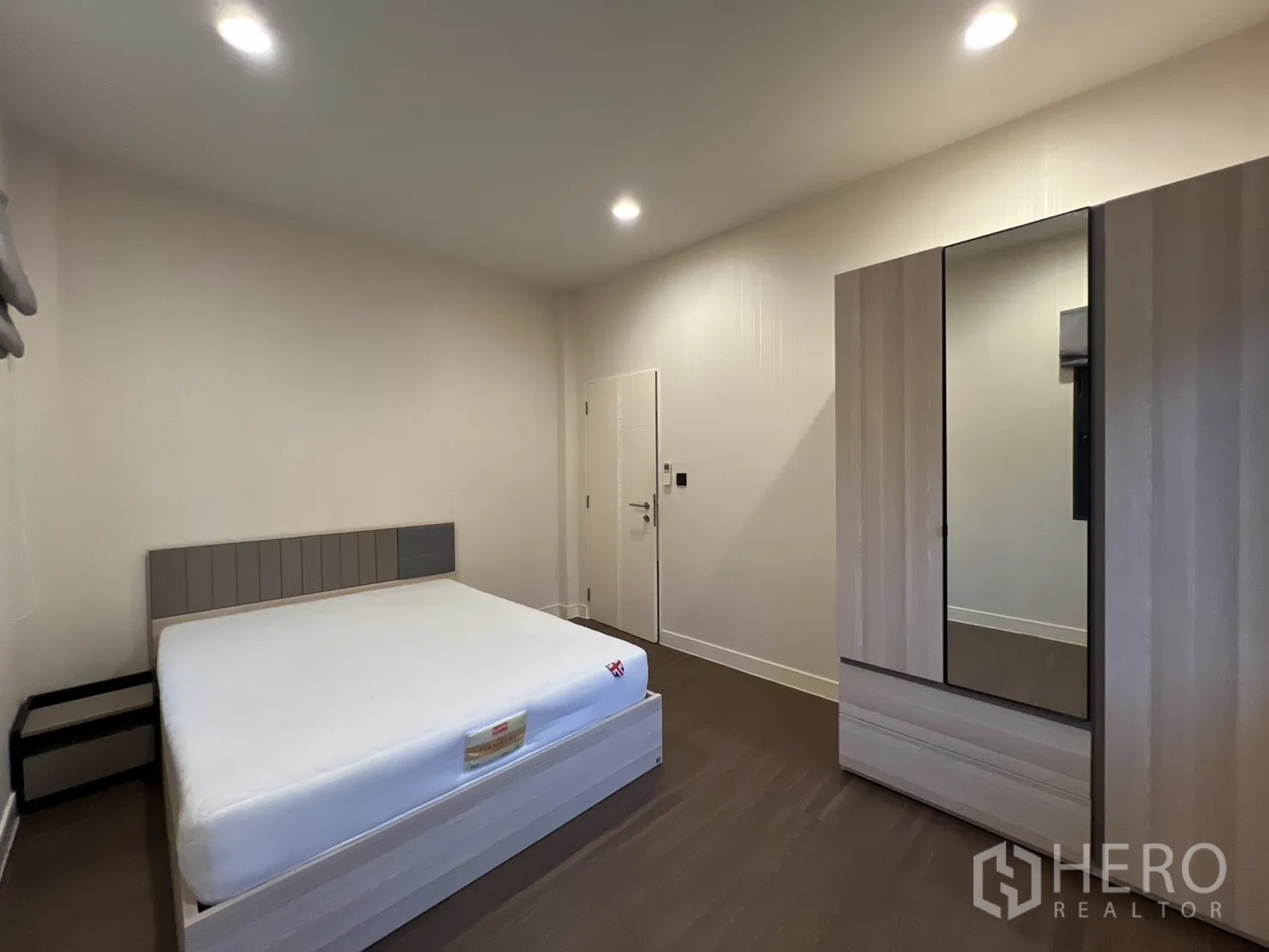 Detached House for rent or sale in Bang Kapi, Bangkok - Corner bedroom with two windows and roman blinds.