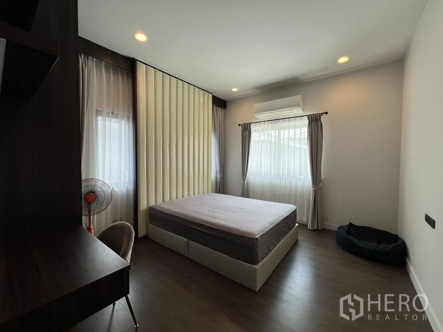 Detached House for rent or sale in Bang Kapi, Bangkok - Second bedroom with double bed, desk corner and bright windows.