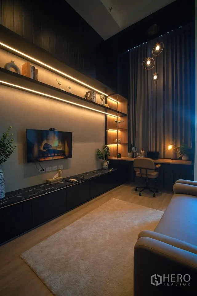 公寓 for rent in Huai Khwang, Bangkok - 温馨客厅，内置层架、壁挂电视、书桌与暖色吊灯。