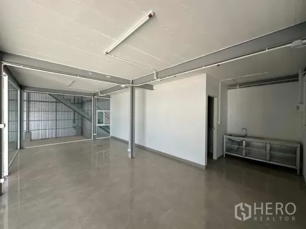 Factory for rent in Wang Noi, Phra Nakhon Si Ayutthaya - Bright office room with tiled floor, glass partitions, and a small sink within the warehouse.