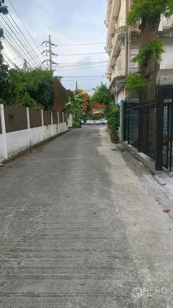 Home Office for rent in Wang Thonglang, Bangkok - Quiet residential lane leading to the property with trees and boundary walls.