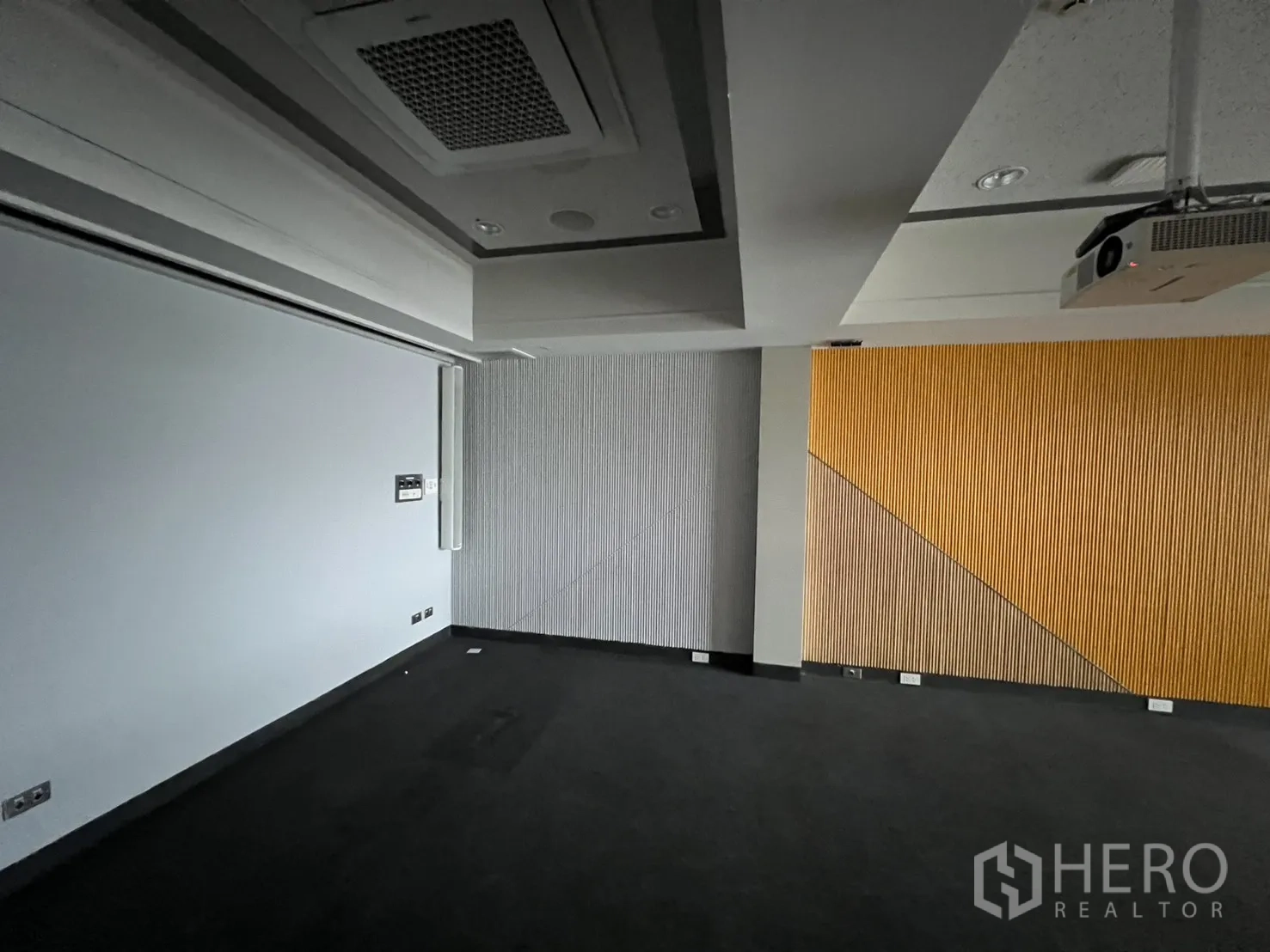 店屋 出租在Bang Rak, Bangkok - 会客区，吸音墙板与吊顶空调