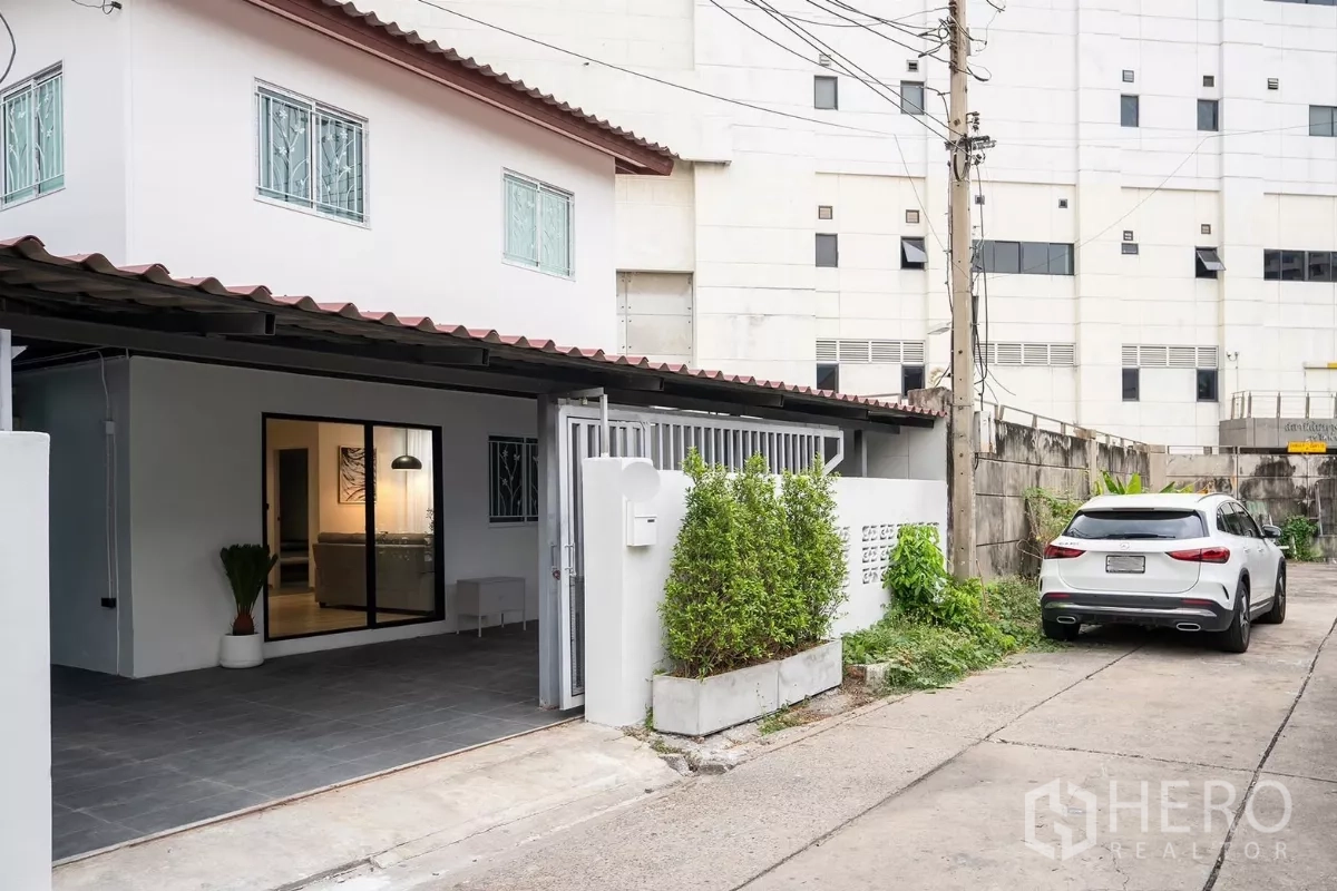 Detached House for rent in Huai Khwang, Bangkok - Quiet end-of-alley location with driveway parking in front of the house.