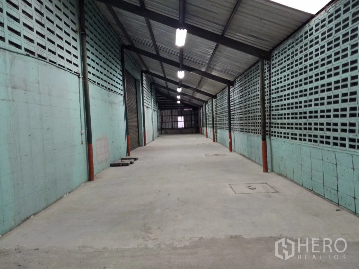 โกดัง for rent in Min Buri, Bangkok - ช่องโหลดของในร่ม ผนังบล็อกช่องลม พื้นคอนกรีต และไฟเพดาน
