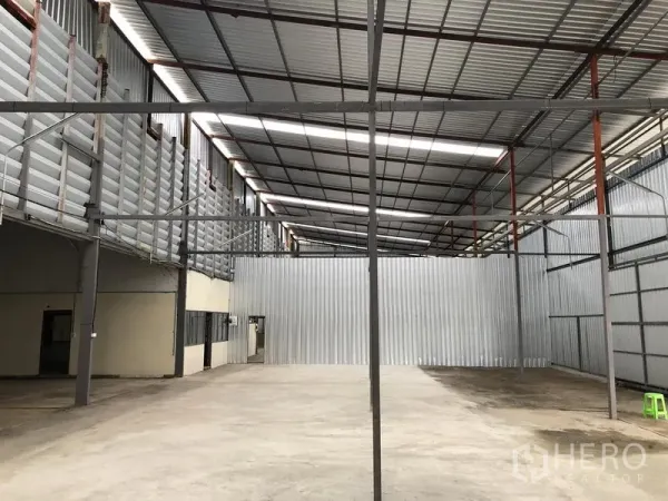 Warehouse for rent in Pak Kret, Nonthaburi - Open 420 sqm warehouse bay with corrugated metal walls, skylight strips and space for office rooms.