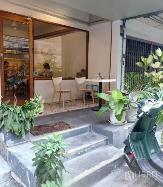 店屋 出租在Watthana, Bangkok - 店面入口，台阶、玻璃门与盆栽。