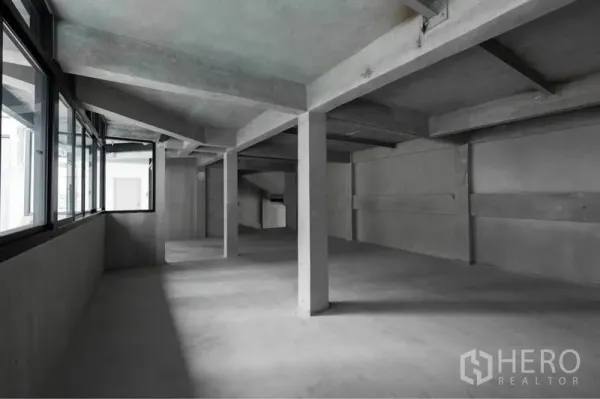 Retail Space for rent in Watthana, Bangkok - Unfurnished retail interior with high ceilings, support columns, and corner windows ready for tenant fit-out.