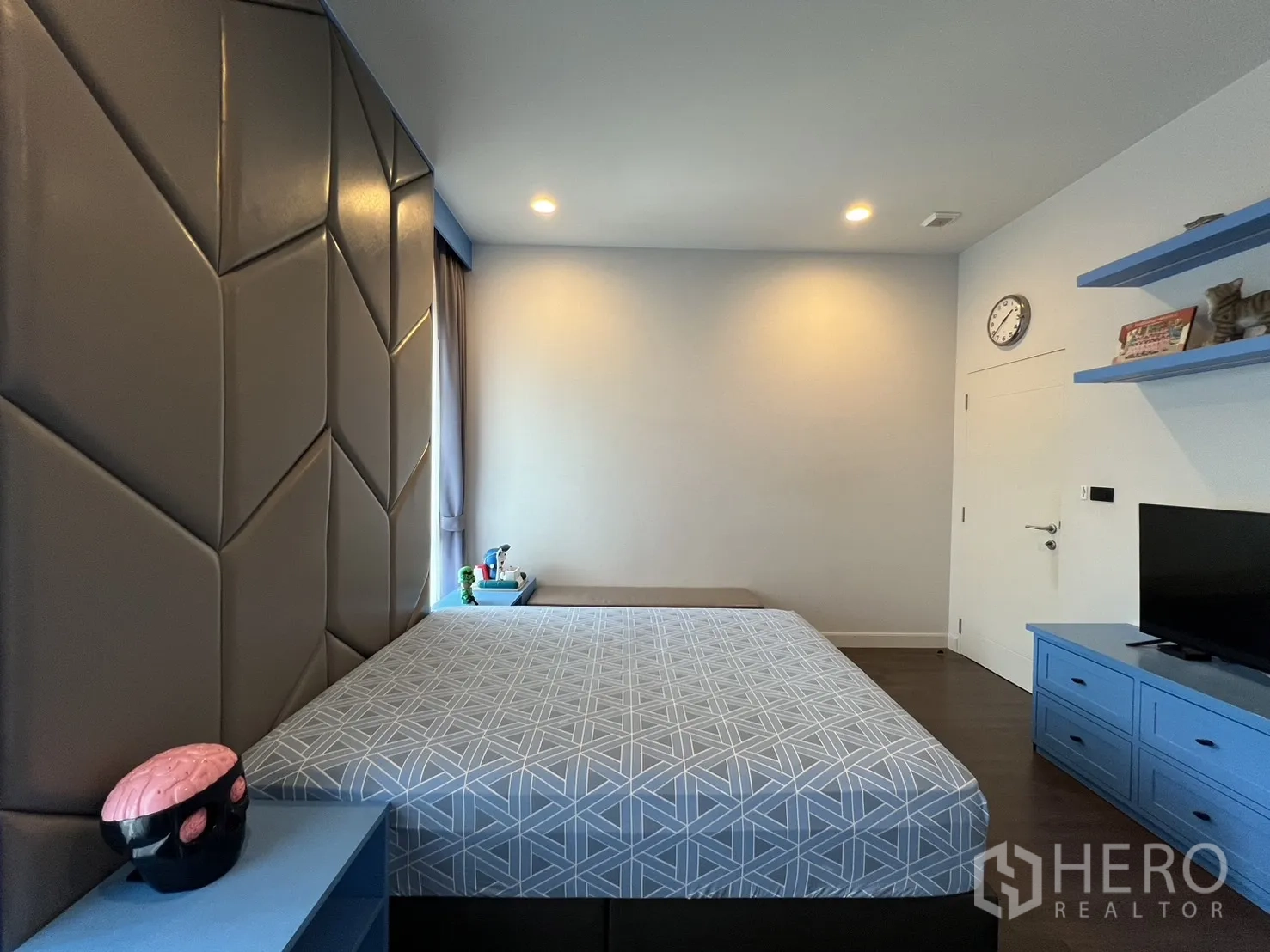 Detached House for rent or sale in Bang Kapi, Bangkok - Third bedroom angle toward walk-in closet entrance.