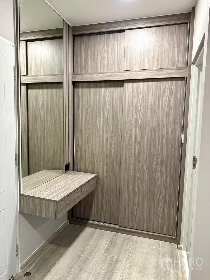 Detached House for rent in Bang Phli, Samut Prakan - Walk-in wardrobe with sliding wood doors and mirrored dressing table.