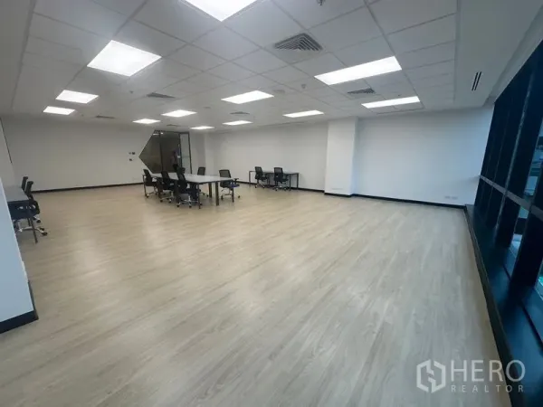 Office Space for rent in Chatuchak, Bangkok - Open office near MRT Phahon Yothin with drop ceiling, wood flooring and window wall.