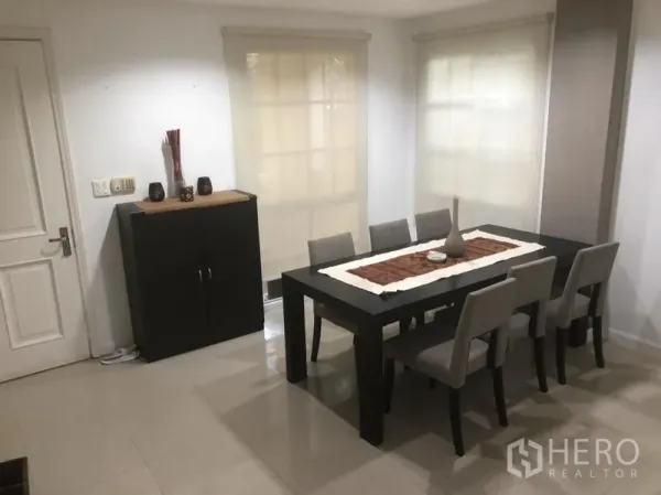 Townhouse for rent in Bang Kapi, Bangkok - Bright dining room for six in the Bang Kapi townhouse with modern neutral decor.