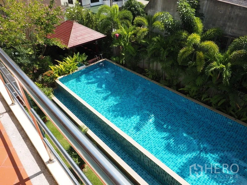 สำนักงานที่บ้าน ขายในPhra Khanong, Bangkok - มุมสูงของสระว่ายน้ำสไตล์แลปยาว รายล้อมด้วยปาล์มและศาลา