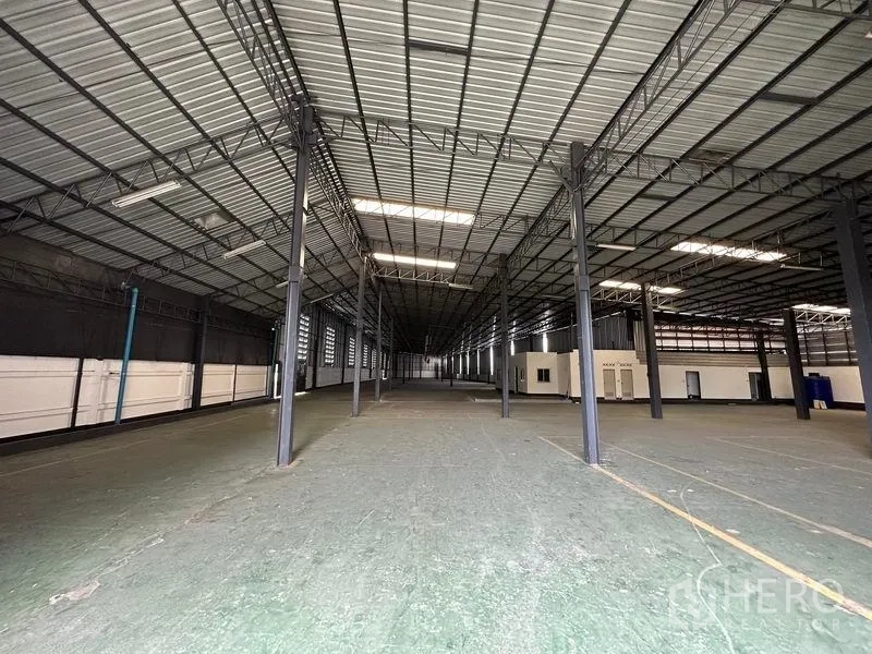 คลังสินค้า ให้เช่าในKhan Na Yao, Bangkok - ภายในโกดังเพดานสูง เสาเหล็ก หลังคาเมทัลชีท มีช่องแสงและพื้นโล่งกว้าง