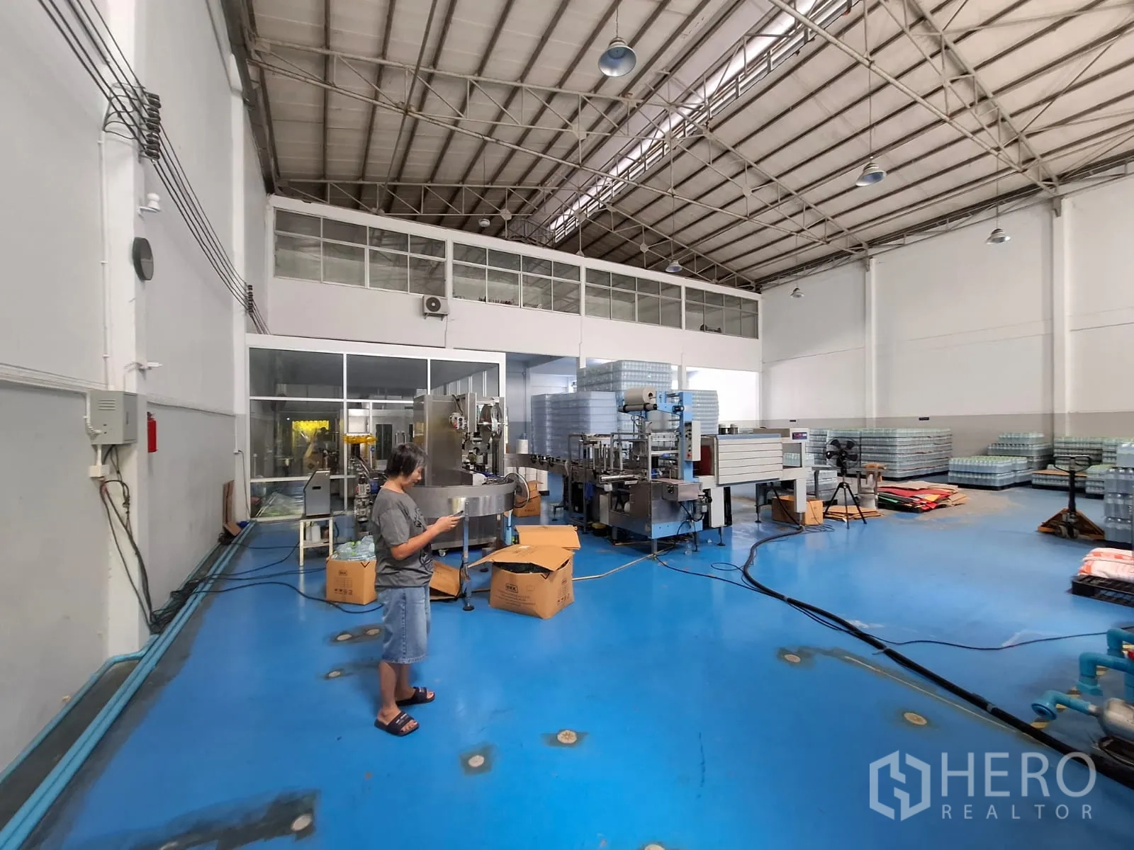 Factory for rent in Bang Phli, Samut Prakan - Manufacturing floor under a high ceiling with overhead lights and ventilation.