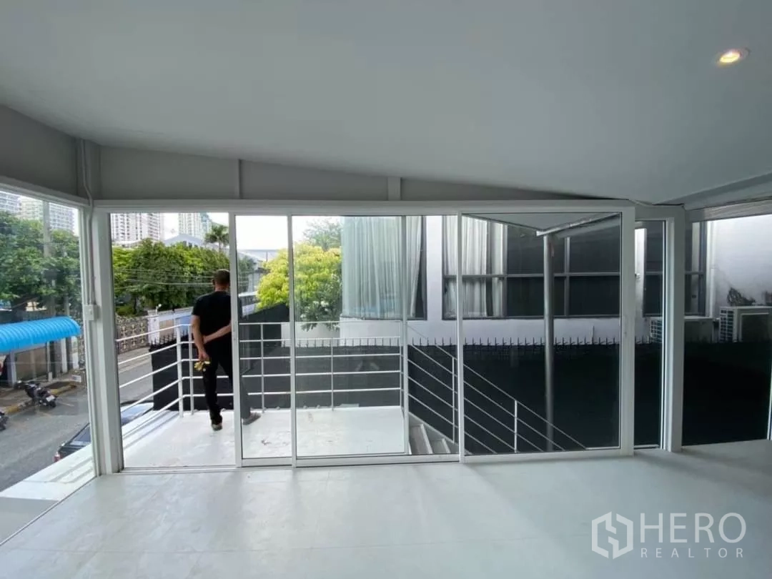 Home Office for rent in Watthana, Bangkok - Office balcony with sliding glass doors and a view of the street and nearby buildings in Thonglor.