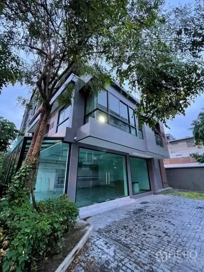 บ้าน ให้เช่าหรือขายในKhlong Toei, Bangkok - บ้านเดี่ยวสไตล์โมเดิร์น 3 ชั้น กระจกมุมใหญ่ ผนังกระจก และทางรถใต้ต้นไม้ใหญ่ในคลองเตย