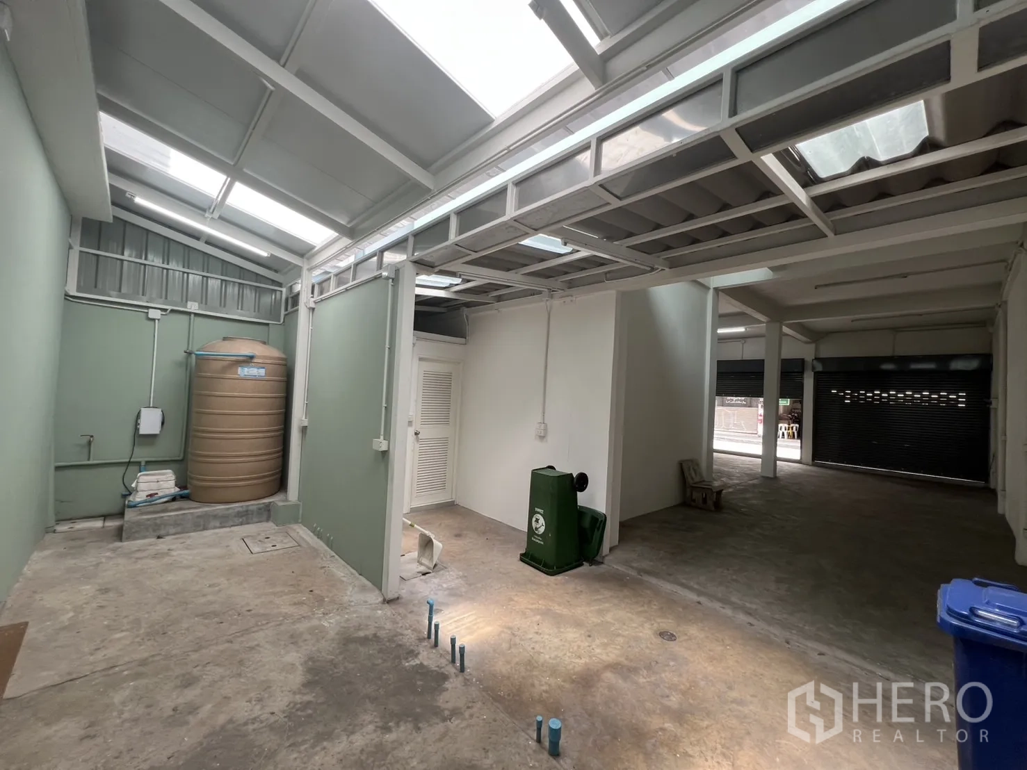 Shophouse for rent in Khlong Toei, Bangkok - Service courtyard with water tank and skylights connecting to the main hall.