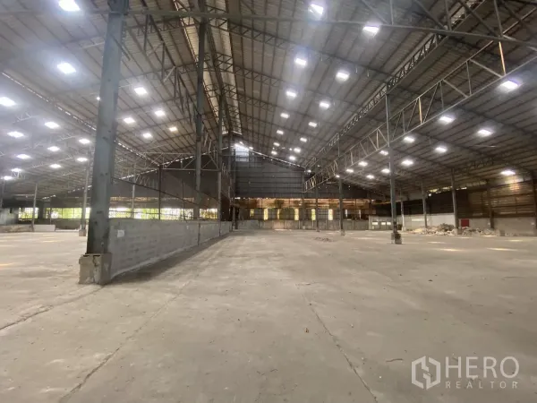 Factory for rent in Mueang Nakhon Pathom, Nakhon Pathom - Wide production bay with bright LED lighting and ventilated wall panels.