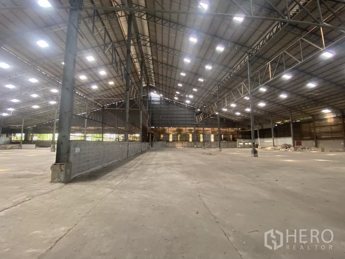 Factory for rent in Mueang Nakhon Pathom, Nakhon Pathom - Wide production bay with bright LED lighting and ventilated wall panels.