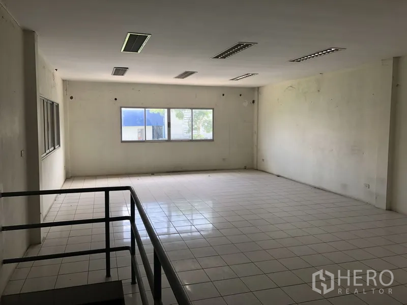 工厂 出租在Khlong Luang, Pathum Thani - 二层开放式办公室，地砖与窗户采光充足。