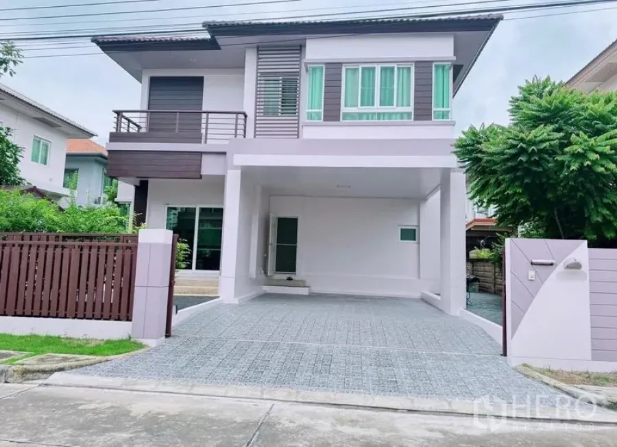 Detached House for rent in Prawet, Bangkok - Another view of the house frontage with gated driveway and covered carport.