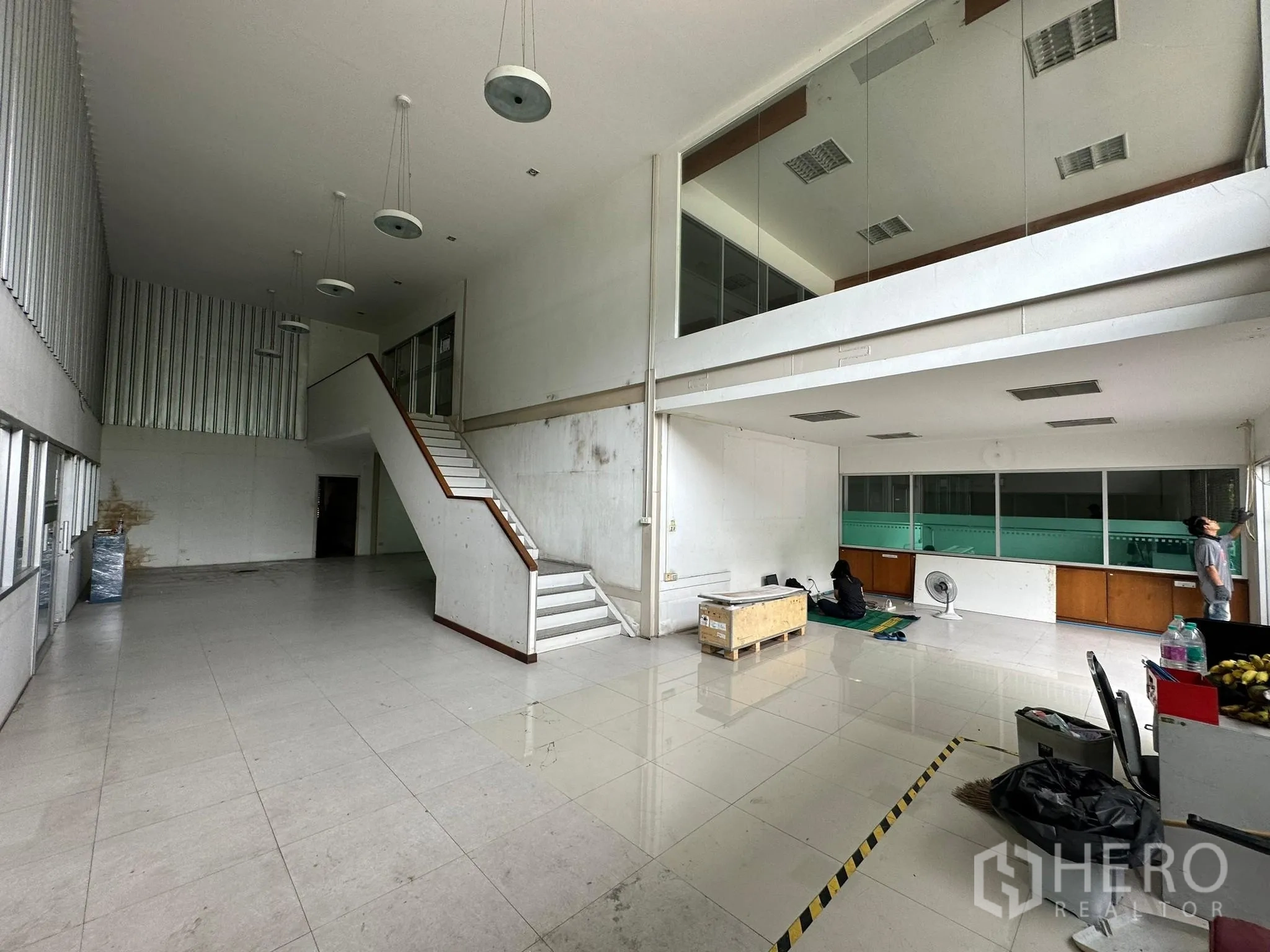 货栈 出租在Huai Khwang, Bangkok - 挑高门厅，楼梯与夹层俯瞰玻璃办公室。