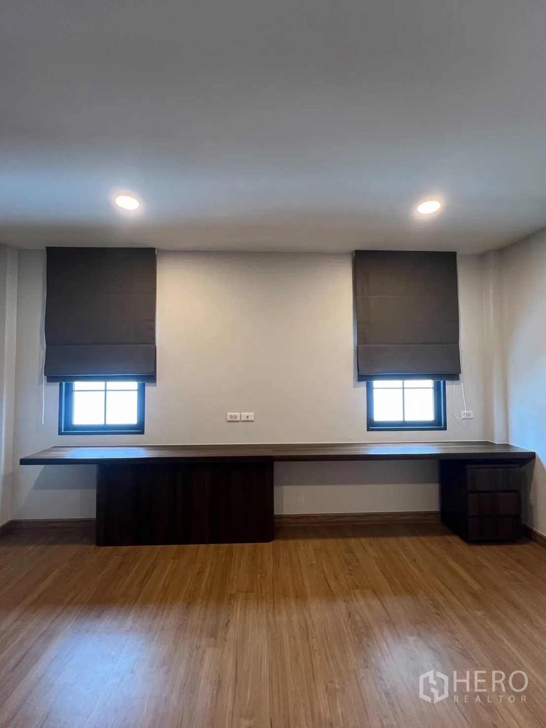 Detached House for rent in Bang Phli, Samut Prakan - Bright study room with an extra-long built-in desk and twin windows.