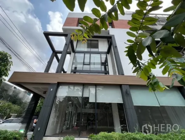 พื้นที่ขายปลีก ให้เช่าในKhlong Toei, Bangkok - มุมอาคารกระจกเพดานสูงกรอบเหล็กสีดำ