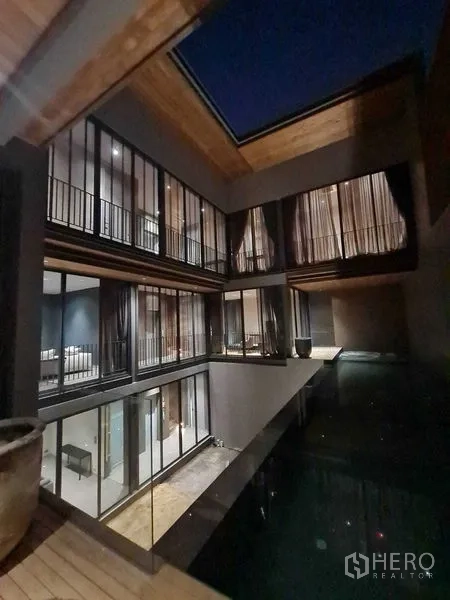 บ้าน ขายในLat Phrao, Bangkok - คอร์ตยาร์ดยามค่ำ ห้องนอนกระจกล้อมรอบสระว่ายน้ำกลางบ้าน