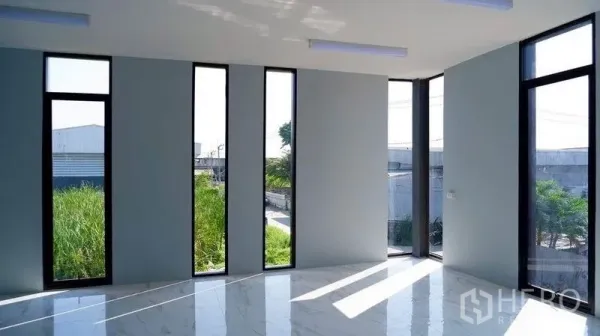 货栈 出租在Bueng Kum, Bangkok - 采光良好的转角办公室，窄长落地窗望向周边工业区。