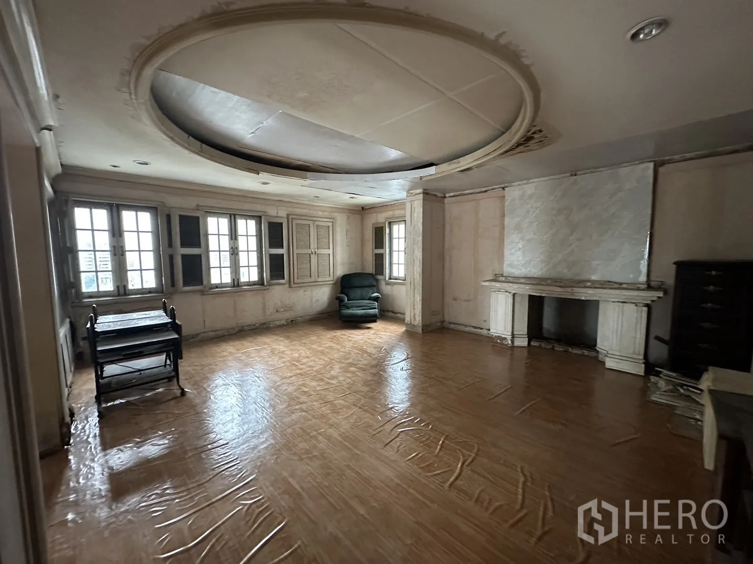 Home Office for rent in Huai Khwang, Bangkok - Room featuring circular ceiling detail, fireplace mantel and banks of windows.