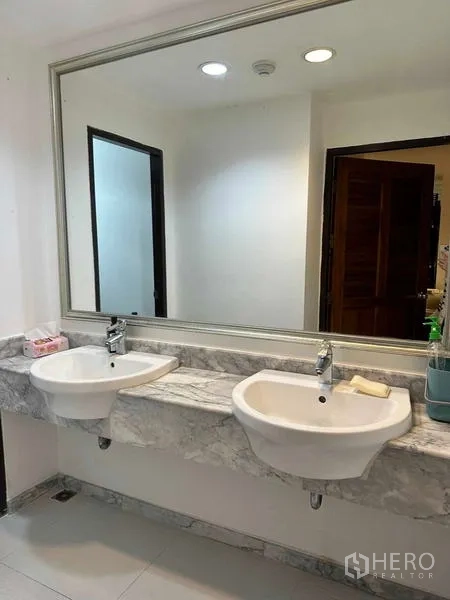 Home Office for rent in Wang Thonglang, Bangkok - Bright bathroom with double basins on a marble countertop and a large mirror