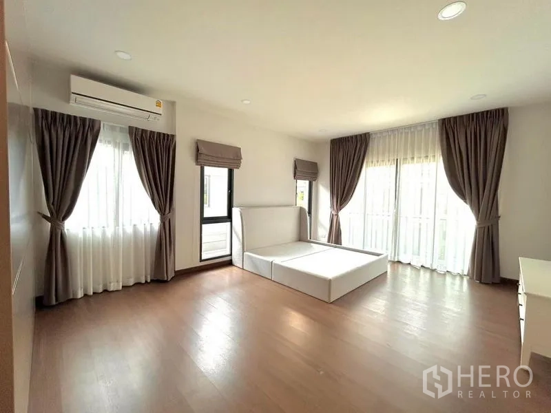 Detached House for rent - Large bedroom with corner windows, balcony access and fitted bed base.