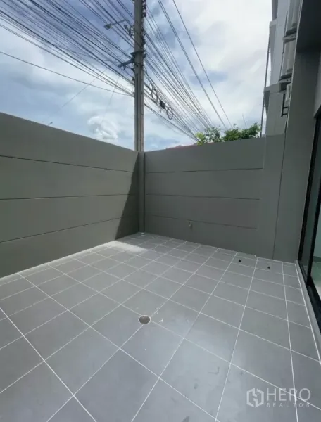 Home Office for rent in Bueng Kum, Bangkok - Private tiled courtyard with high privacy walls beside the home office.