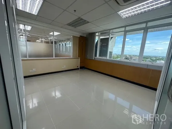 办公空间 出租在Suan Luang, Bangkok - 转角独立办公室，超宽窗户，可观曼谷城市景观与充足自然光。