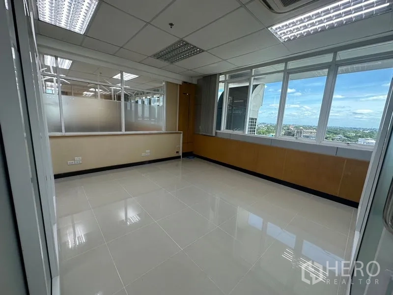 办公空间 出租在Suan Luang, Bangkok - 转角独立办公室，超宽窗户，可观曼谷城市景观与充足自然光。