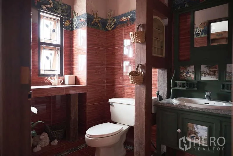 Townhouse for rent in Khlong Toei, Bangkok - Eclectic bathroom with terracotta tiles and decorative border