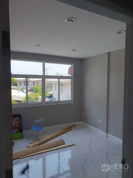 Home Office for rent in Suan Luang, Bangkok - Sunlit multi-purpose room with large windows and glossy floors, ideal for an office.