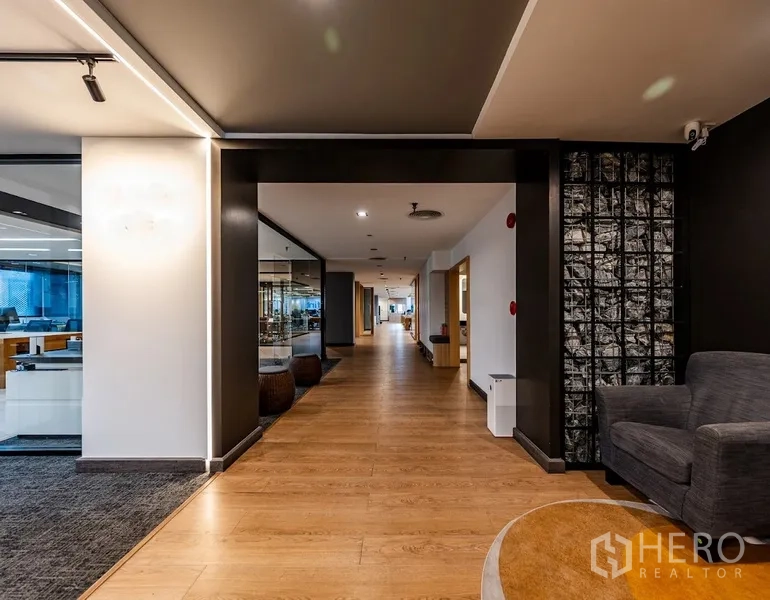 ออฟฟิศ for rent in Bang Rak, Bangkok - โถงทางเดินพื้นไม้กว้างผ่านห้องกระจกทั้งสองฝั่ง