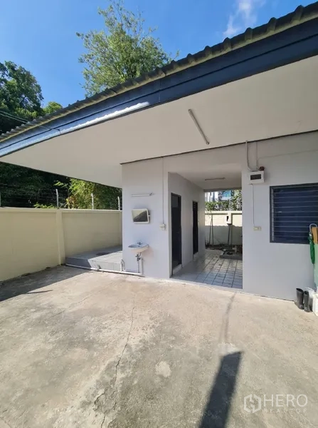 货栈 出租在Khlong Toei, Bangkok - 附属建筑，带洗手区与卫生间、遮雨棚