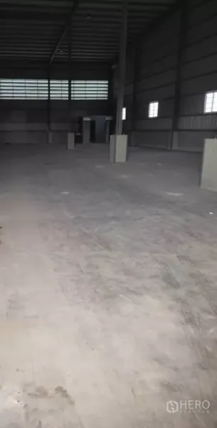 Warehouse for rent in Lat Krabang, Bangkok - Spacious warehouse interior with high ceiling, concrete floor and natural light panels.