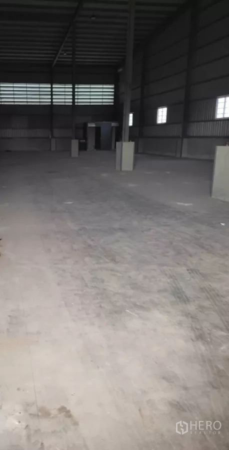 Warehouse for rent in Lat Krabang, Bangkok - Spacious warehouse interior with high ceiling, concrete floor and natural light panels.
