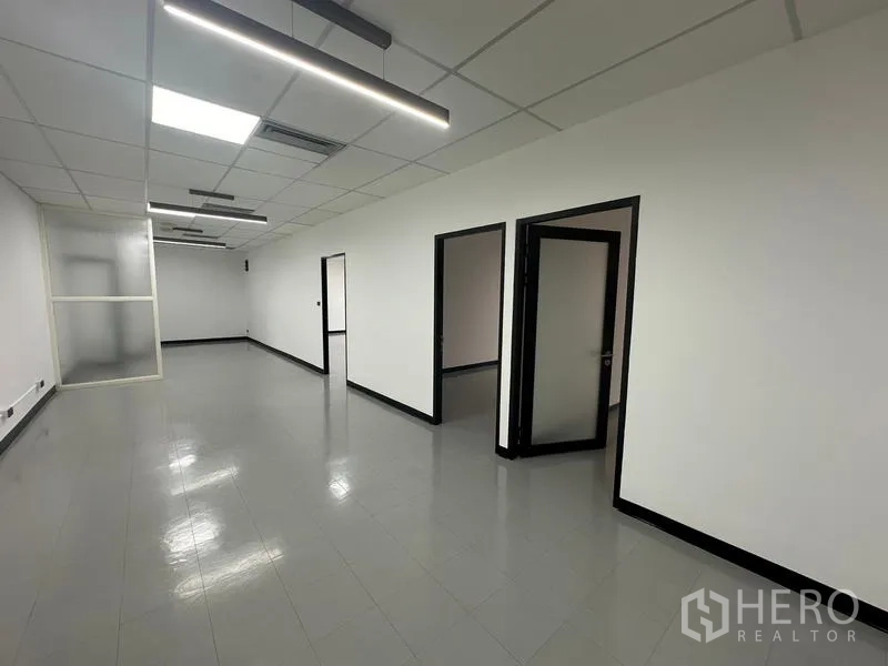 办公空间 出租 - 工作区，通往数个独立房间的开启式房门