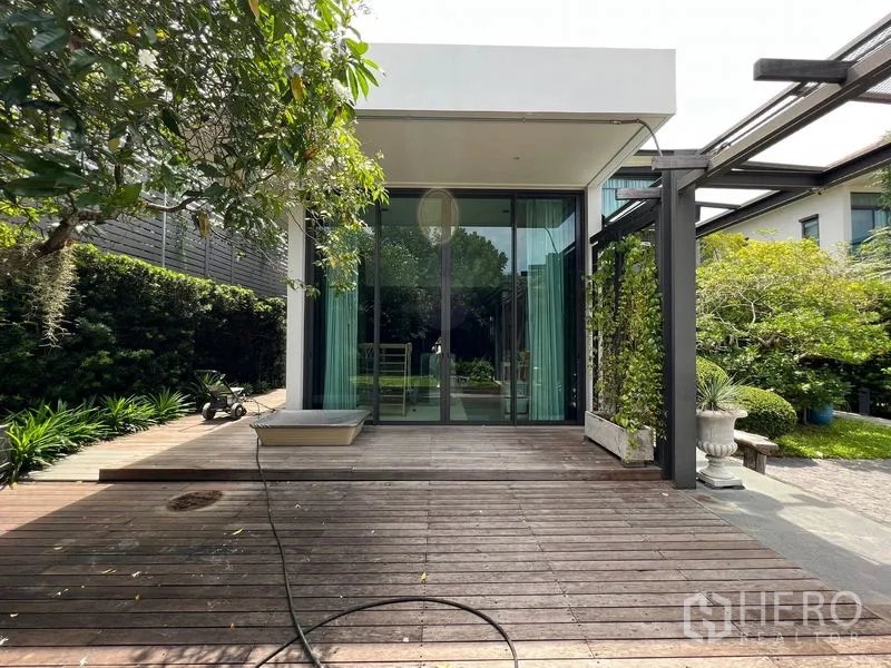 Detached House for sale in Bang Kapi, Bangkok - Glass pavilion opening to an expansive deck and landscaped yard.