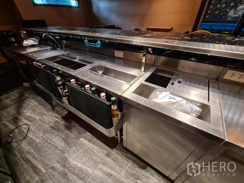 Retail Space for rent in Bang Rak, Bangkok - Underbar stainless workstation with sinks, ice wells and bottle storage.