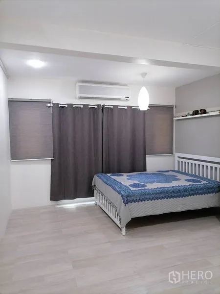 Townhouse for rent or sale in Khlong Toei, Bangkok - Spacious bedroom with bed, gray curtains and air conditioner