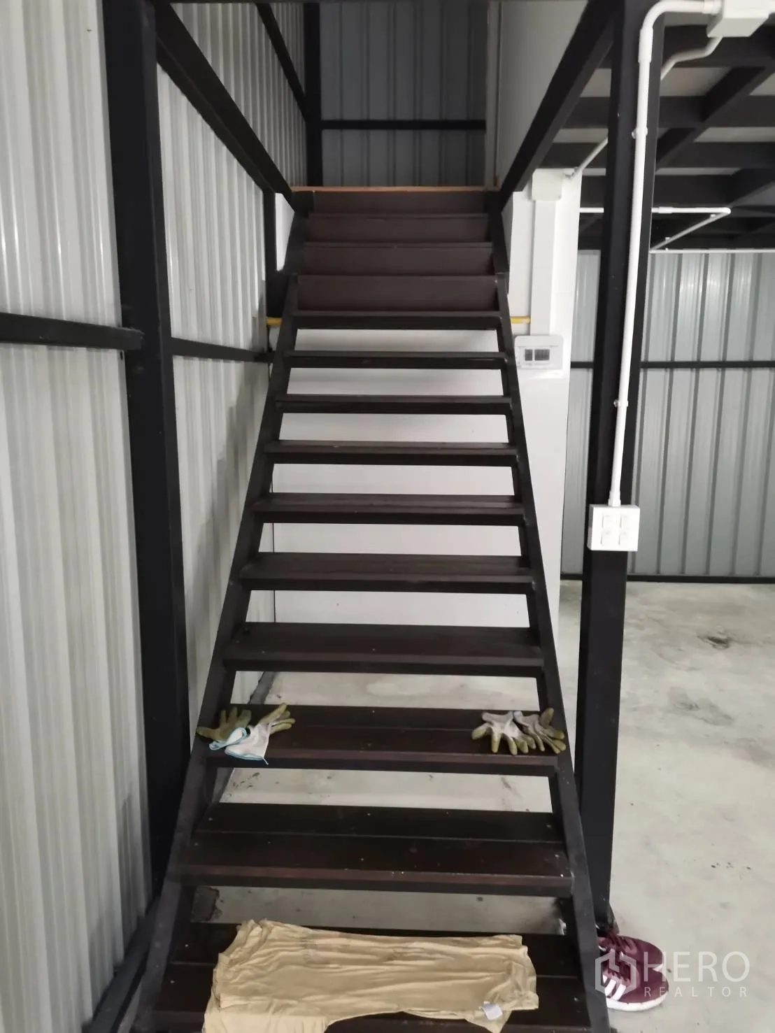 Warehouse for rent in Suan Luang, Bangkok - Sturdy internal staircase leading up to the mezzanine level.