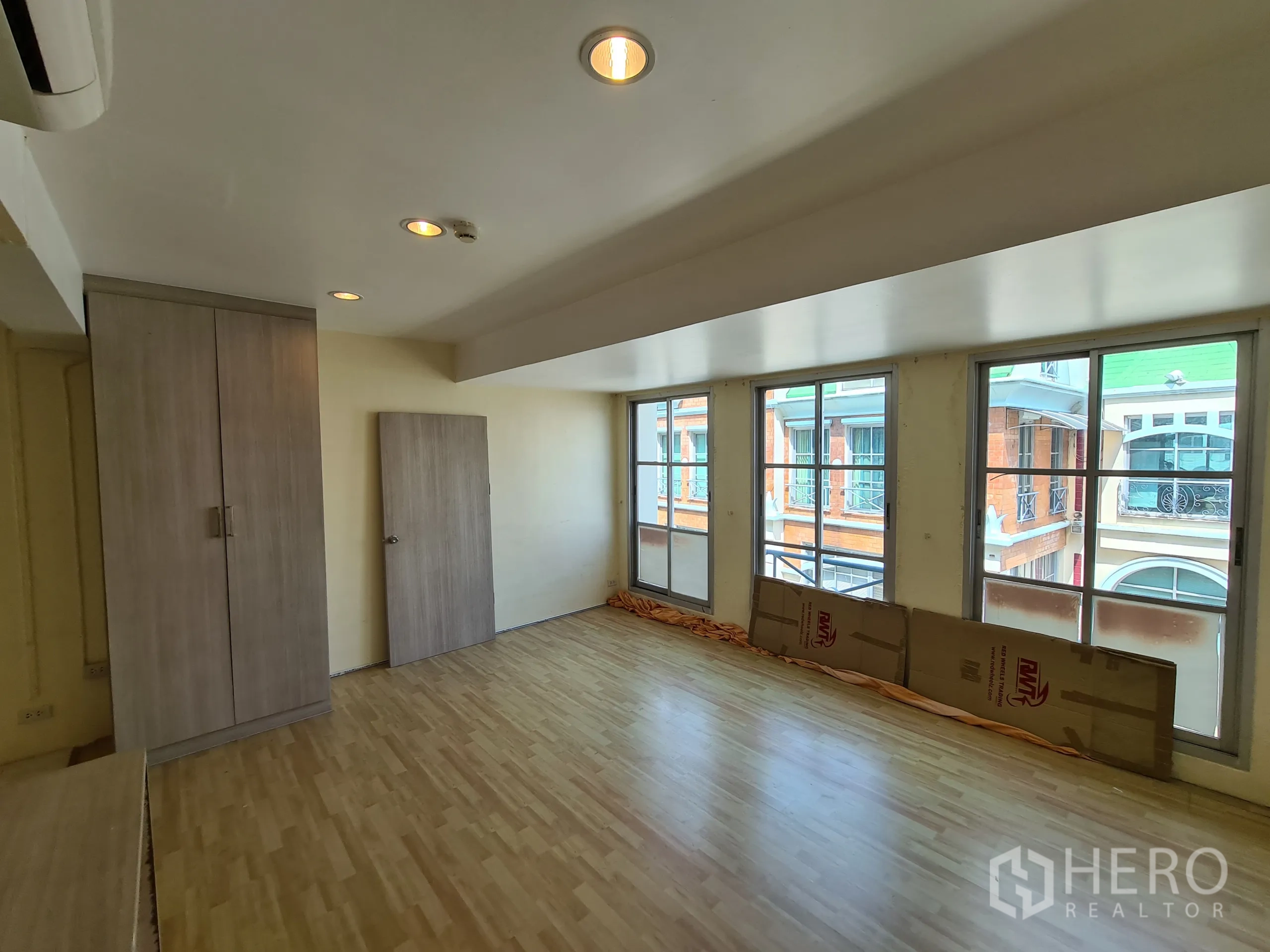 Shophouse for rent or sale in Sathon, Bangkok - Spacious upper level with built-in wardrobe, recessed lights and multiple large windows.